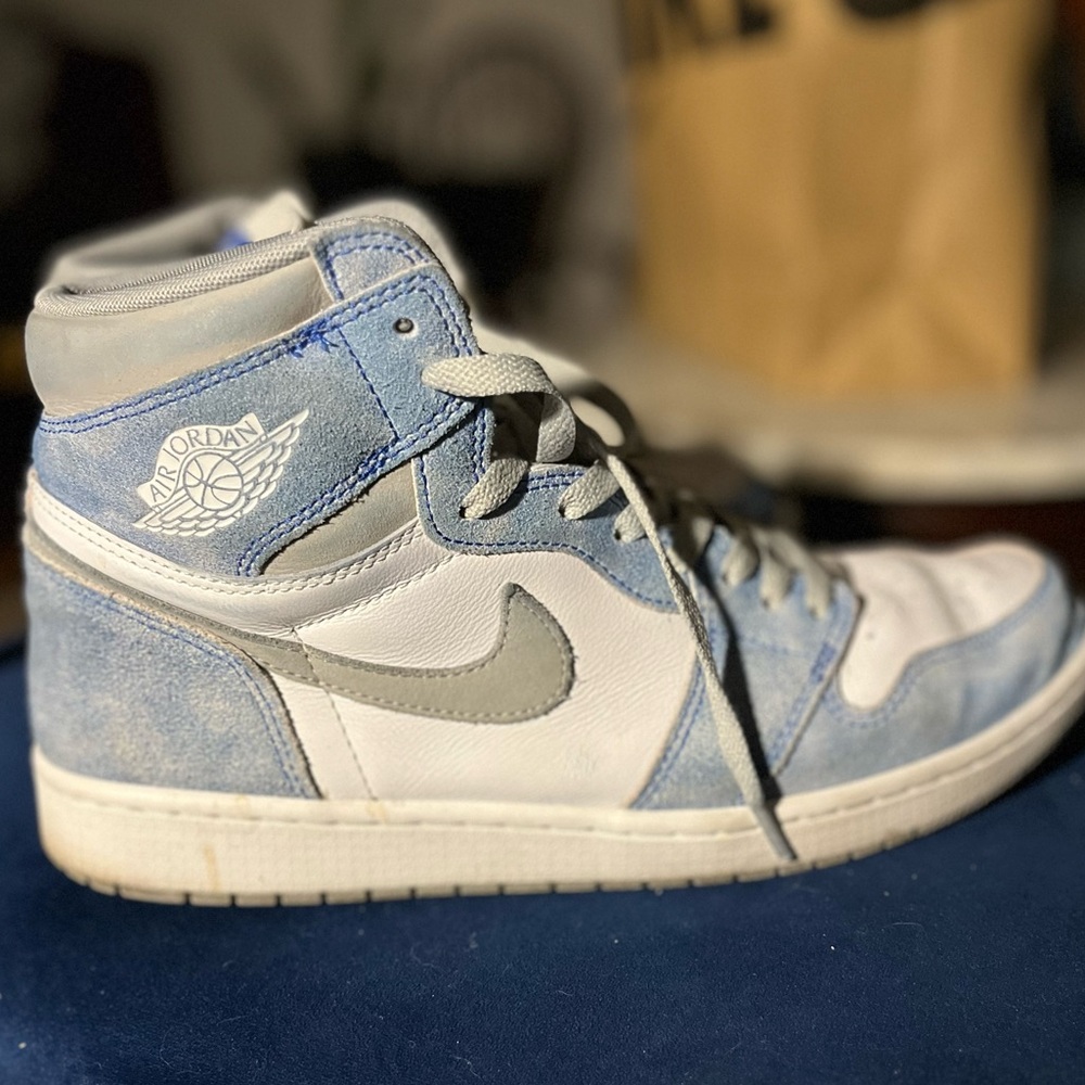 Air Jordan 1 Retro High OG Hyper Royal